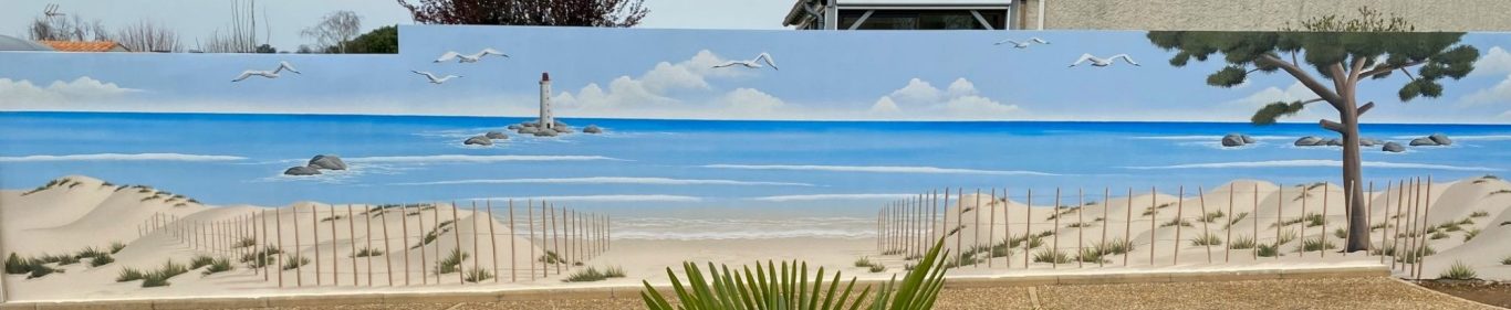 Fresque représentant une plage avec mer et nuages, encadrée par des dunes de sable.