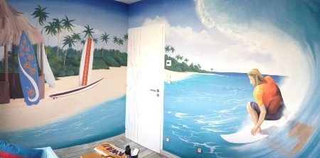 Fresque murale représentant un surfeur et une plage tropicale.