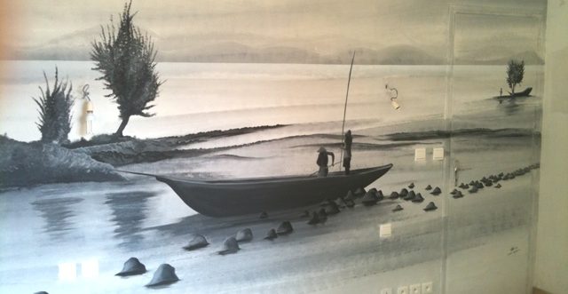Peinture monochrome représentant un bateau sur une riviera calme avec des arbres au fond.
