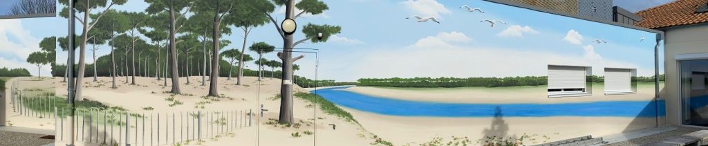 Peinture trompe oeil paysage de plage avec sable, pins et un ruisseau bleu sous un ciel clair.