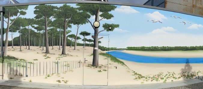 Mural représentant une plage avec des pins, un lac et un ciel ensoleillé.