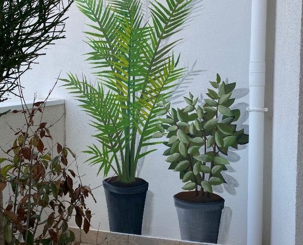 Trompe oeil de fausses plante sur balcon. Réalisation aux Sables d'Olonne.