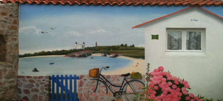 Fresque représentant une plage et un phare, avec des fleurs et un vélo en avant-plan.
