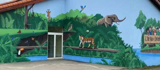 Fresque murale représentant une scène de nature avec un éléphant, un tigre et des oiseaux.