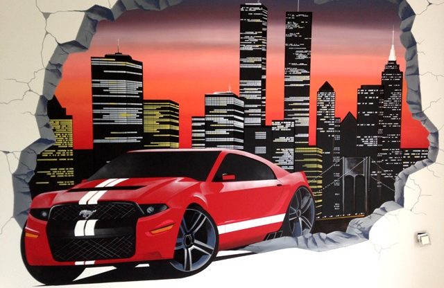 Fresque murale Voiture de sport rouge sur fond de ville avec gratte-ciels au coucher de soleil.