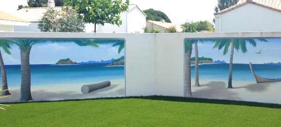 Mural représentant une plage avec des palmiers et un hamac, entourée de verdure.