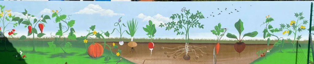 Peinture murale scène de jardinage montrant des plantes, légumes et fruits en croissance dans la terre.