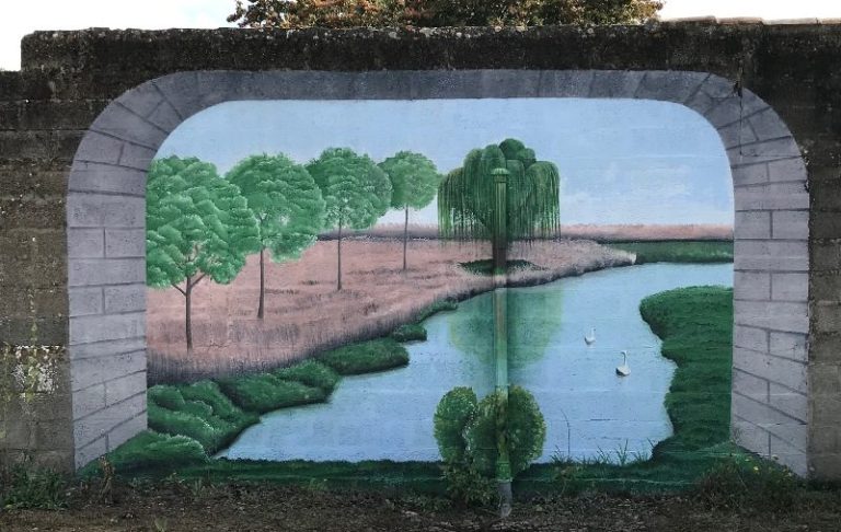Fresque représentant un paysage avec des arbres et un cours d’eau tranquille.