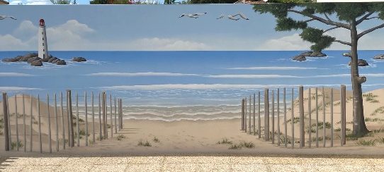 Peinture trompe oeil représentant une plage avec un phare, des vagues et des arbres en arrière-plan.