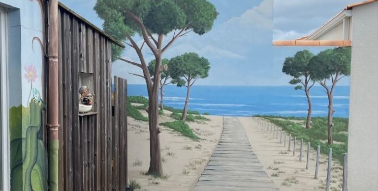 trompe oeil d'une Vue d'un chemin menant à la mer, bordé d'arbres et de dunes. Ciel bleu.