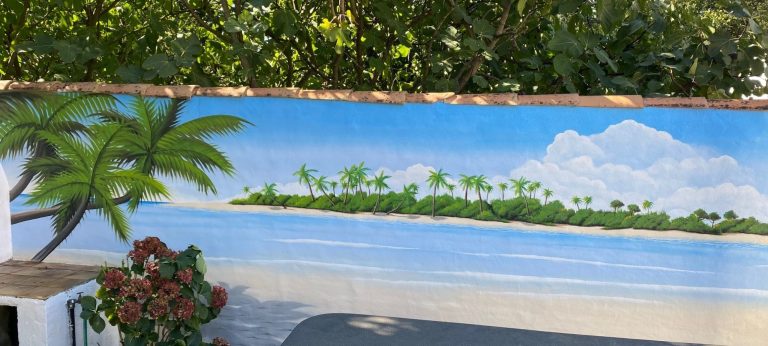 Scène de plage tropicale avec palmiers et un ciel bleu.