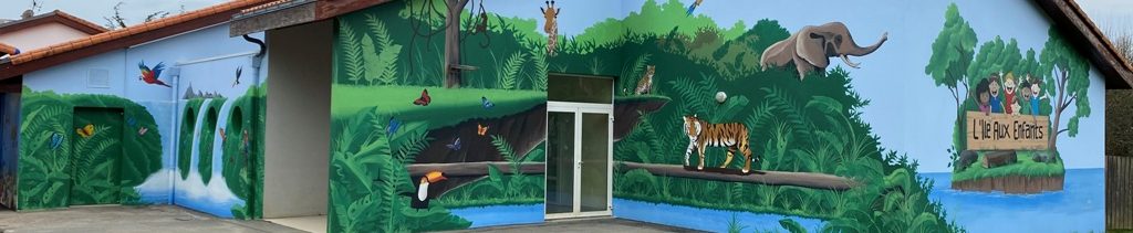 Murale représentant la nature avec des animaux, des arbres et des cascades.