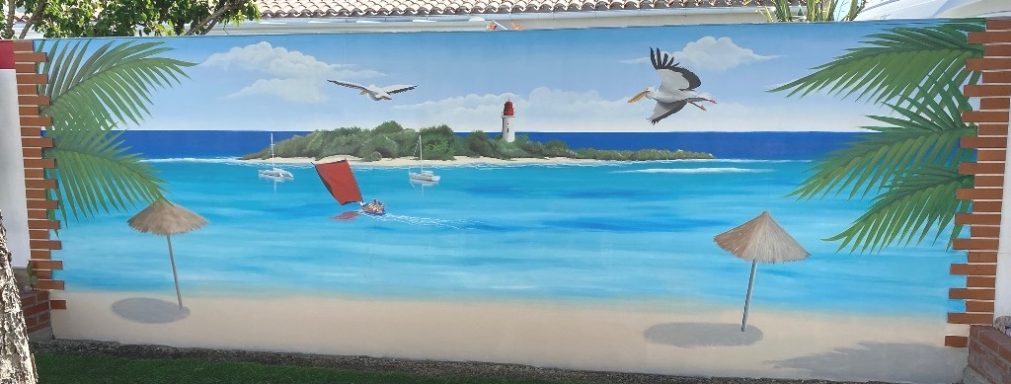 Fresque murale représentant une plage avec un phare, des parasols et des mouettes.