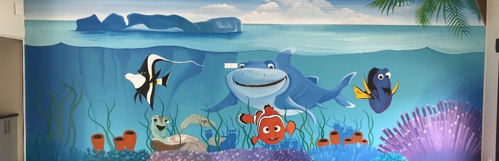 Murale sous-marine avec un requin, un poisson clown, et d'autres poissons colorés.